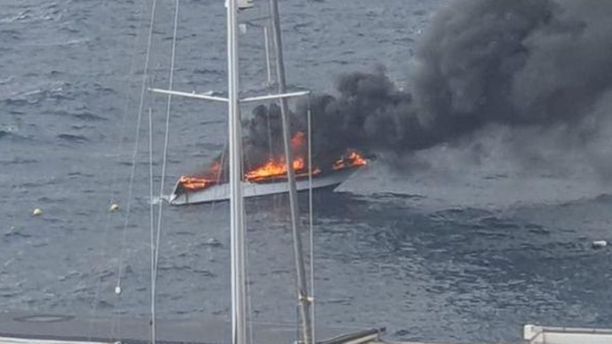 Imagen del barco arrasado por las llamas