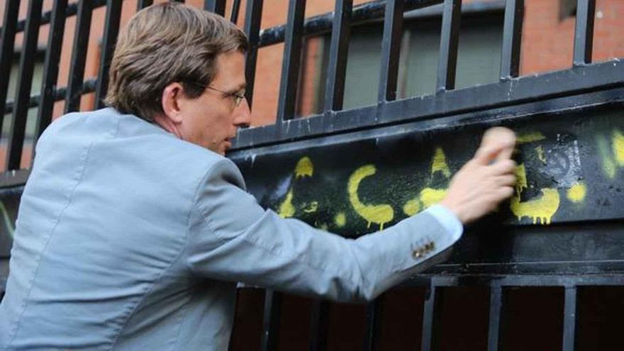 El alcalde con el cepillo de raíces