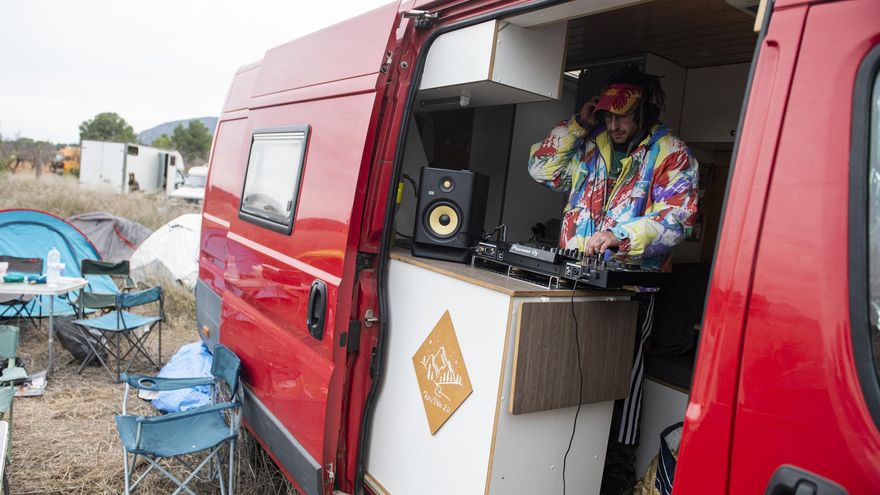 Miles de personas continúan bailando en la rave de Albacete, que sigue "con tranquilidad" y sin altercados