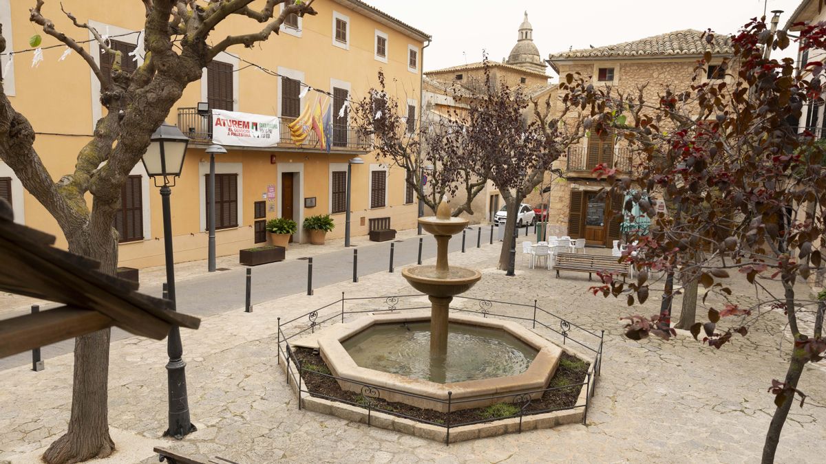 Cámara instalada en la fachada del Ajuntament de Santa Eugènia, orientada hacia la plaza, donde hay bares.