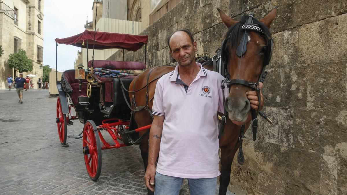 Antonio, cochero de caballos junto a la Mezquita Catedral
