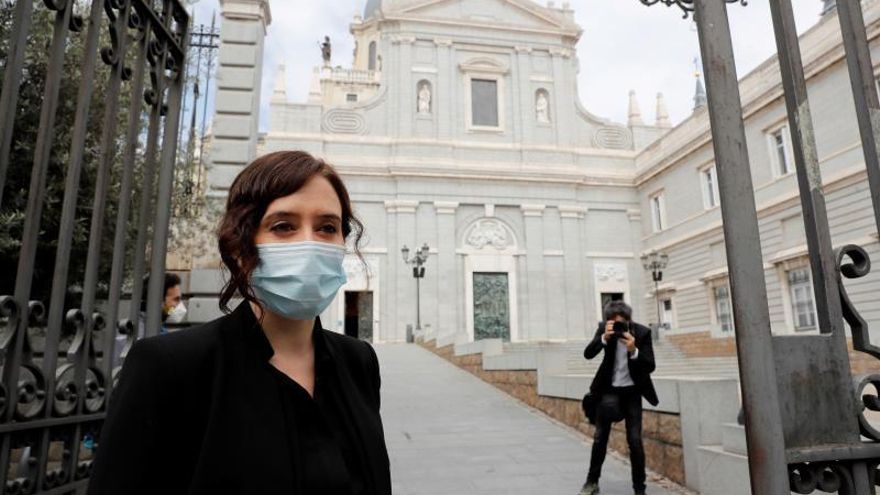 La presidenta de la Comunidad de Madrid, Isabel Díaz Ayuso, a su llegada este domingo a la Catedral de la Almudena, para asistir a la solemne misa por los enfermos y fallecidos en la pandemia del COVID-19, que ha oficiado el arzobispo de Madrid, Carlos Osoro.