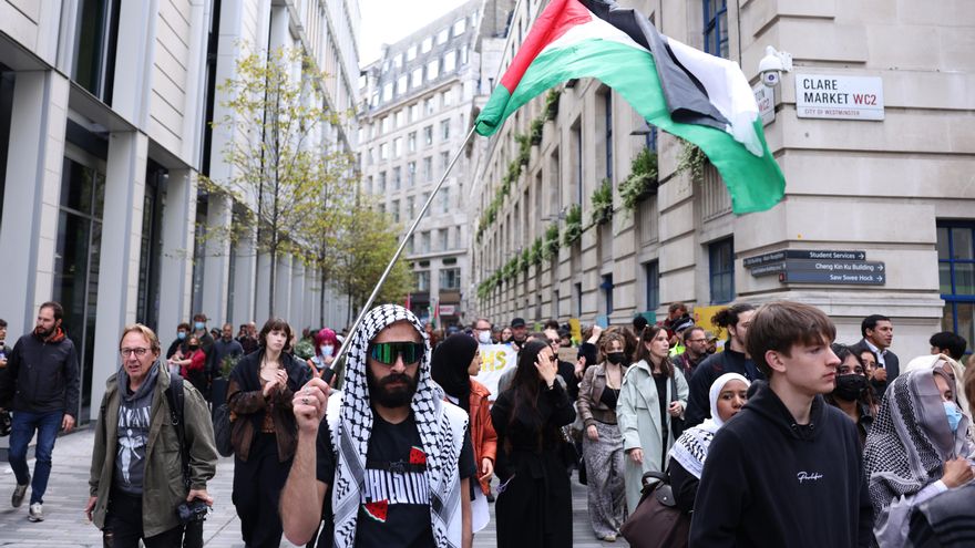Manifestantes en la London School of Economics participan en una marcha estudiantil pro-palestina en Londres, Reino Unido, 07 de octubre de 2025. El 7 de octubre marca el segundo aniversario de un ataque transfronterizo por parte de Hamas en Israel el 07 de octubre de 2023 que mató a aproximadamente 1,200 israelíes y lanzó una campaña militar israelí en respuesta en la Franja de Gaza que mató a más de 67,000 palestinos y destruyó el enclave palestino. El primer ministro británico Starmer ha instado a los estudiantes a no unirse a las protestas pro-palestinas, diciendo que sería 'anti-británico' que las manifestaciones planeadas se llevaran a cabo. (Protestas, Reino Unido, Londres) EFE/EPA/NEIL HALL