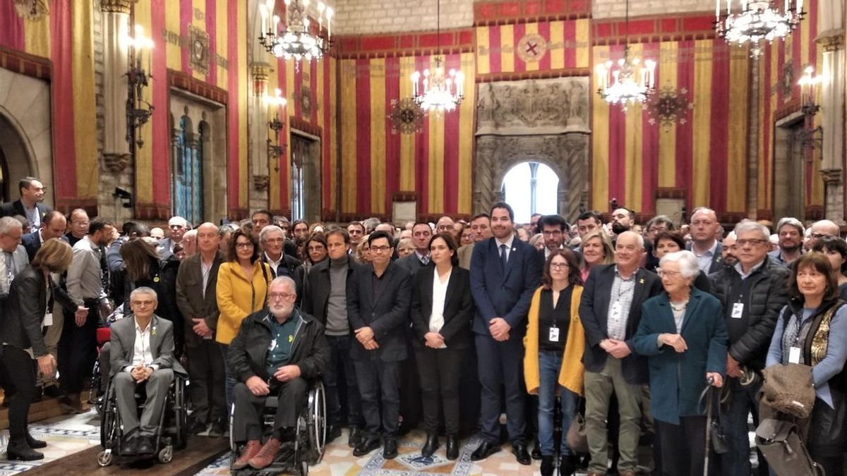 Imagen de los 400 alcaldes, con Ada Colau a la cabeza, en el Ayuntamiento de Barcelona