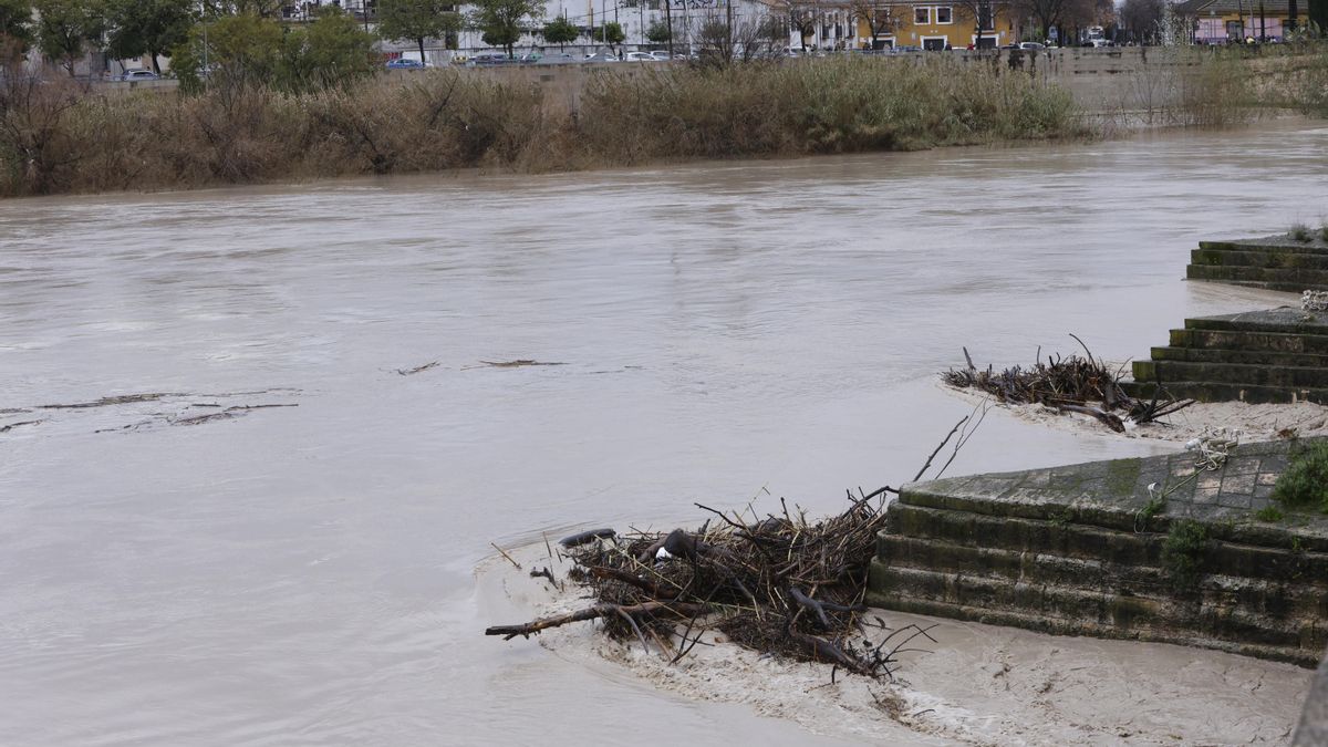 El río Guadalquivir aumenta su caudal a su paso por Córdoba