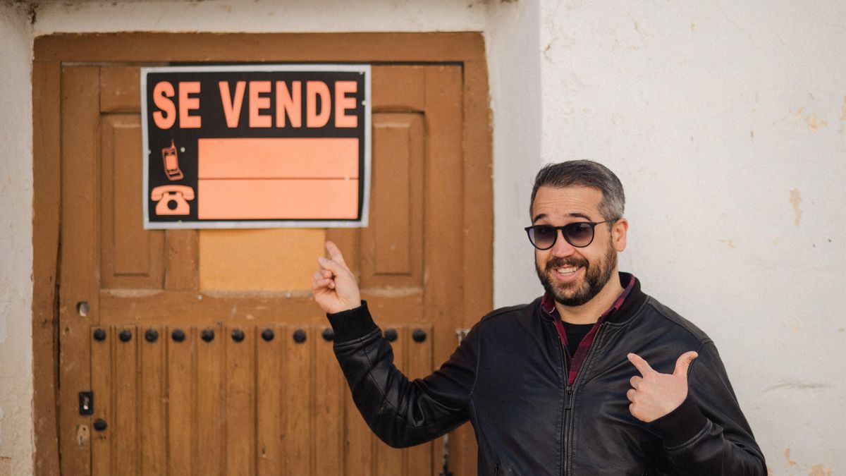 El actor, cómico, músico y escritor Anibal Gómez, posa para Europa Press en su pueblo, Villanueva de la Jara