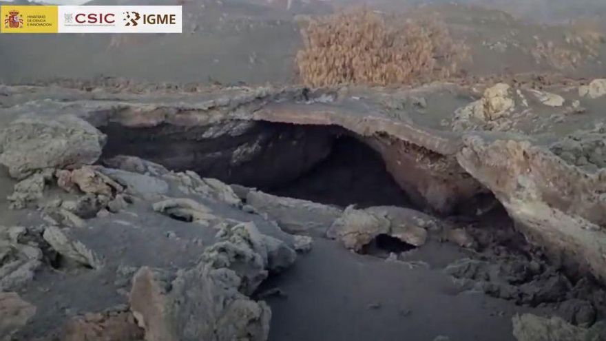 Geólogos se asoman a un tubo lávico en La Palma y avisan: "Caminar por estas zonas es un peligro”