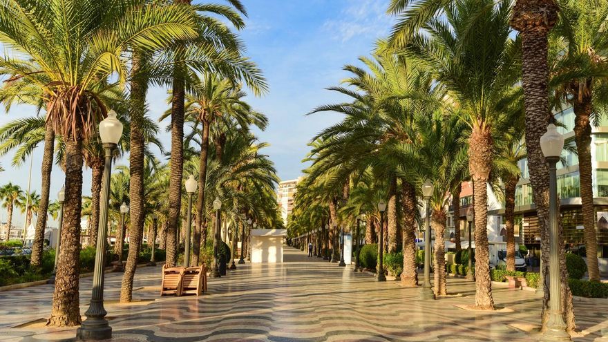 Historia y cultura en el paseo marítimo alicantino formado por millones de teselas de mármol