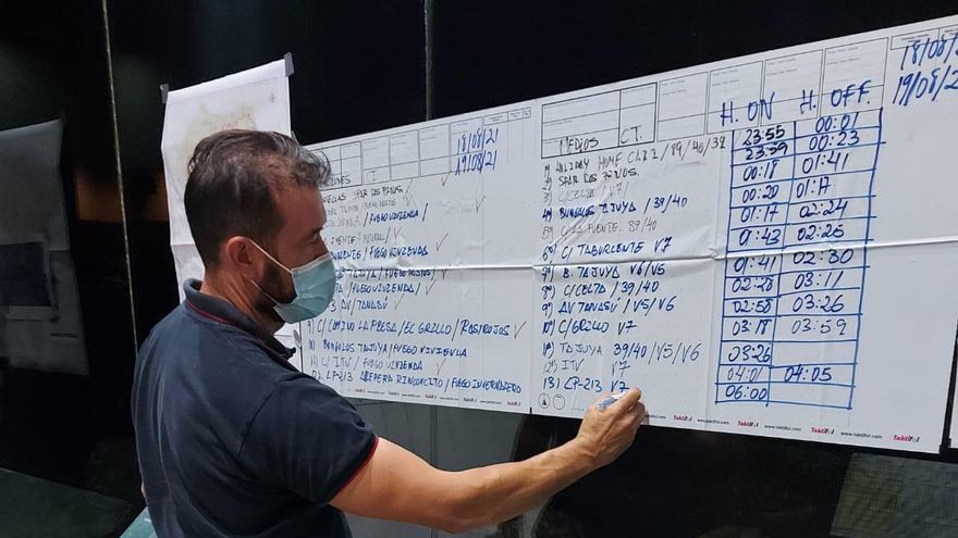 Bomberos de Tenerife planificando el control del fuego en La Palma