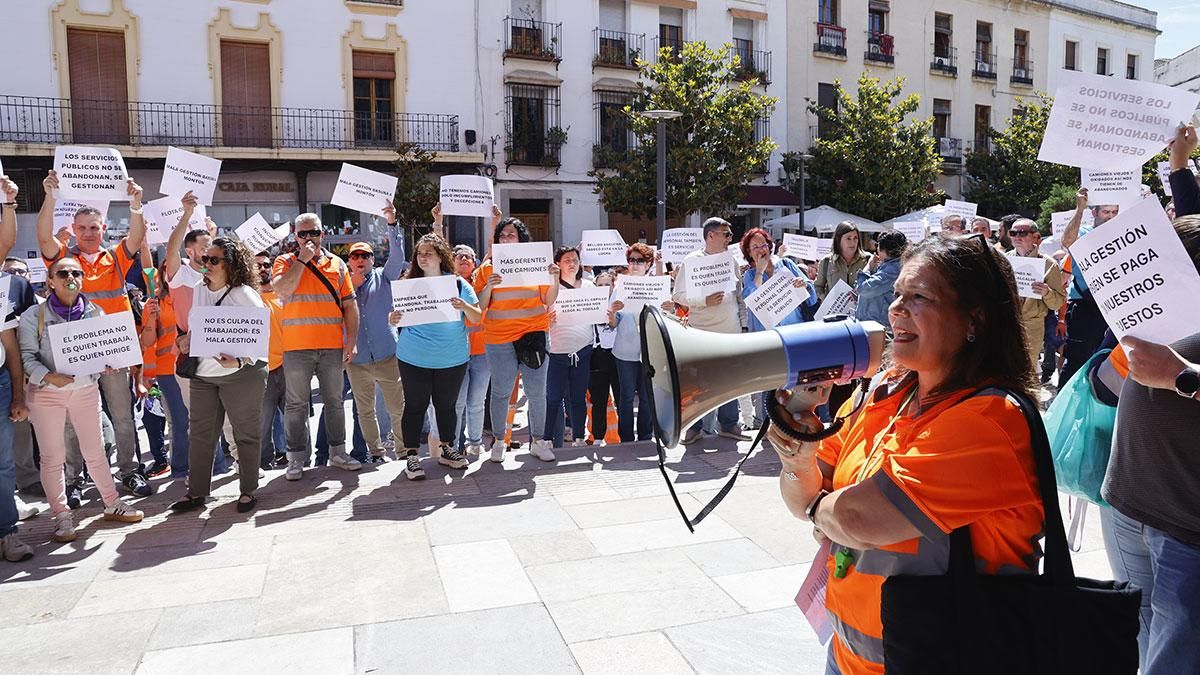 Protesta de trabajadores de Sadeco en la puerta del Ayuntamiento