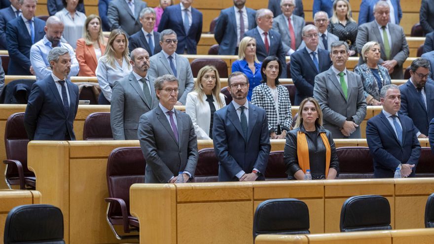 El presidente del Partido Popular, Alberto Núñez Feijóo (4d); el portavoz del PP en el Senado, Javier Maroto (3d), y el coordinador general del PP, Elías Bendodo (1d), en una sesión de control al Gobierno en el Senado.
