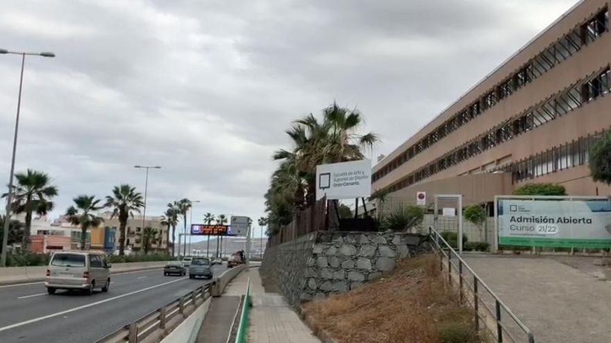 Escuela de Arte y Superior de Diseño Gran Canari, muy próxima a la autopista.