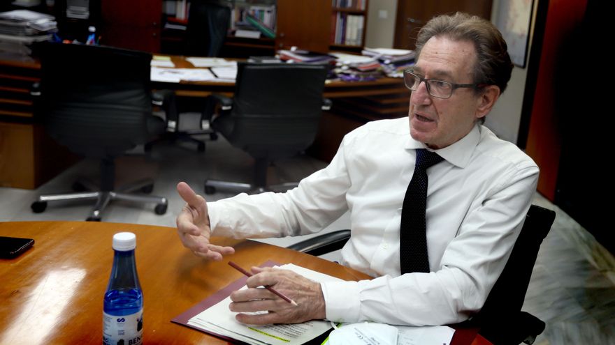 Miguel Mínguez en su despacho durante la entrevista.