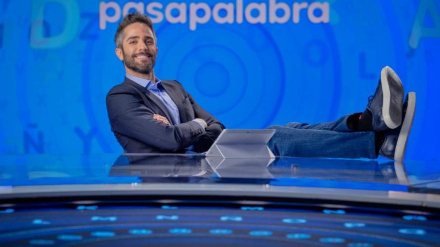 Antena 3 comparte las fotos y carteles oficiales de Roberto Leal en el plató de 'Pasapalabra'