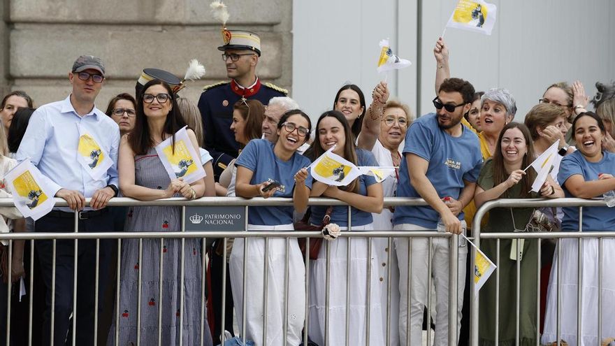 Decenas de fieles esperan la llegada del papa a las puertas del Palacio Real donde este sábado los reyes, la princesa de Asturias y la infanta Sofía, recibirán a León XIV en el primer acto oficial del pontífice en la capital tras la recepción oficial que tendrá lugar en el aeropuerto Adolfo Suárez. EFE/Chema Moya