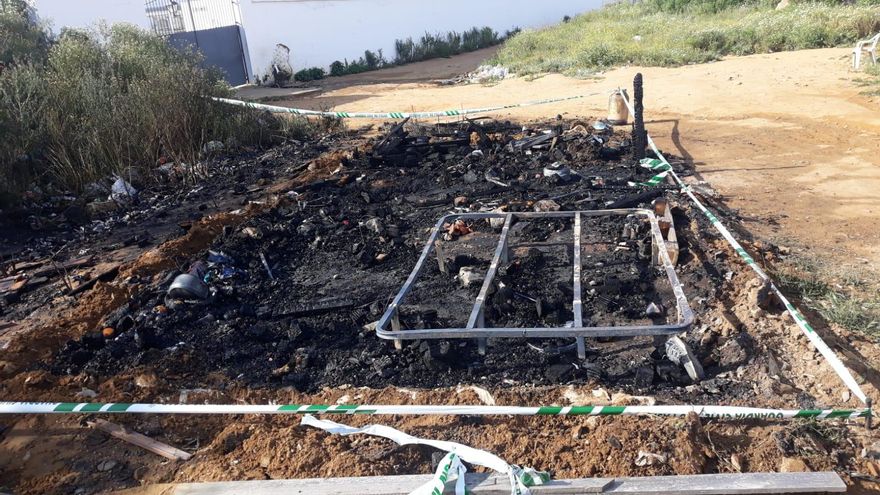 Fallece un joven marroquí en el incendio de una chabola junto al cementerio de Lepe