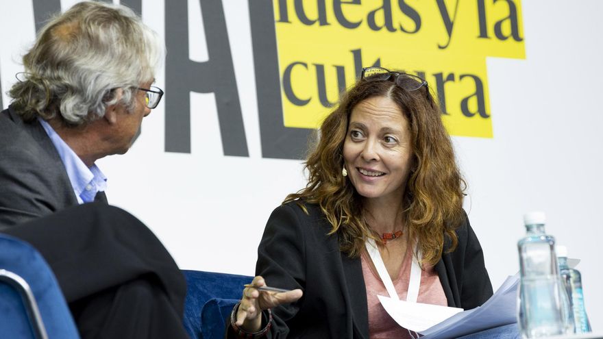 Neus Tomàs conversa con Enric González durante la mesa 'El rincón de pensar'