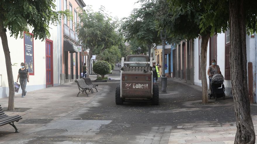 Limpieza de cenizas en calle Real, Los Llanos de Aridane.