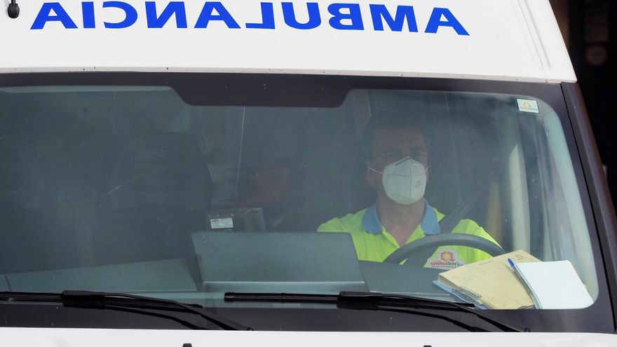 Un conductor de ambulancia en los alrededores del Hospital Clínico de Valladolid. EFE/ R. García/Archivo