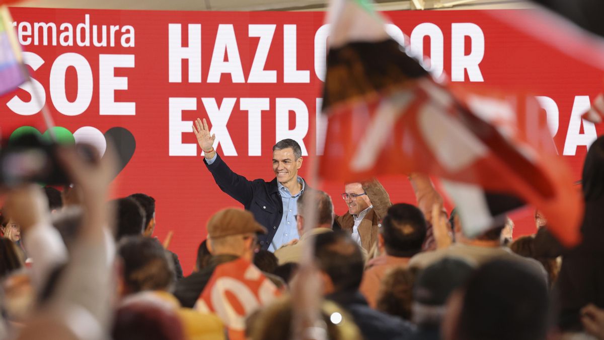 Sánchez da un "chute de energía" a Gallardo en su primer mitin electoral en Extremadura