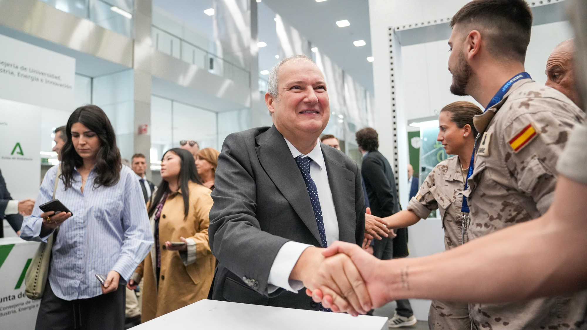 El ministro de Industria y Turismo, Jordi Hereu, y el alcalde de Córdoba, José María Bellido, durante la apertura del Foro Internacional de Defensa Indudef