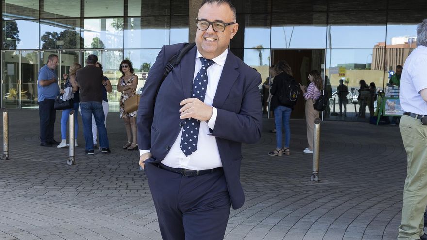 El director del Servicio Canario de Salud declara ante el juez y defiende que actuó "siempre bajo la legislación de cada momento"