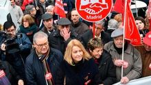 "El 0,25 es una mierda": miles de pensionistas se concentran contra la reforma de las pensiones del Gobierno