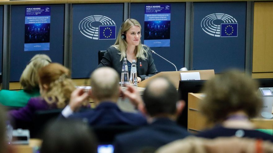 Frances Haugen declarando sobre Facebook en el Parlamento Europeo.