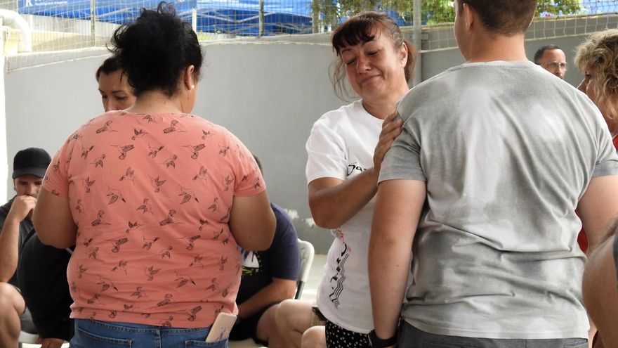 algunos de los vecinos desalojados en el pabellón de Las Llanadas, donde han podido permanecer junto a sus pertenencias hasta ser acomodados en los tres hoteles que el Ayuntamiento de Las Realejos ha dispuesto para los afectados