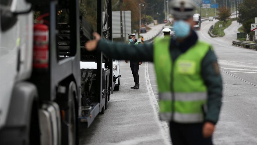 Policías portugueses paran varios vehículos en la frontera con España, cerca de la localidad de Valença, este miércoles