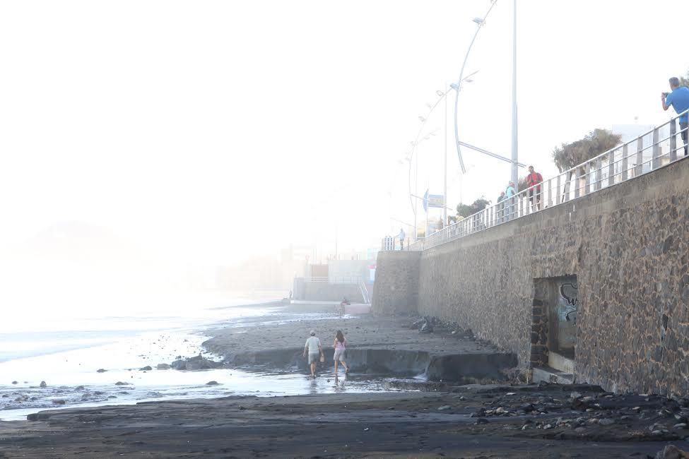 La playa de Las Canteras, tras el temporal de este martes. (ALEJANDRO RAMOS)