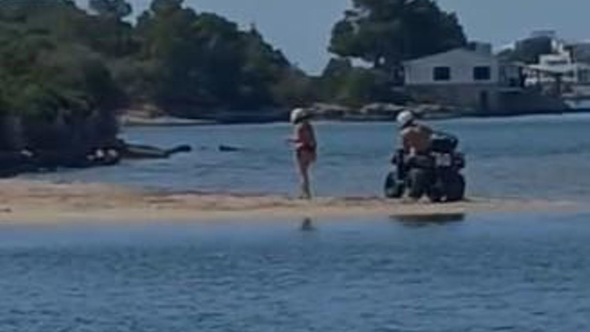 Un hombre conduce un quad sobre una duna en Mallorca