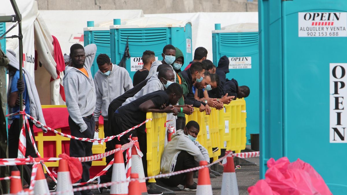 Migrantes en el Muelle de Arguineguin, este sábado. (ALEJANDRO RAMOS)