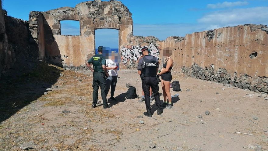 Algunos de los denunciados por la celebración de una fiesta en la playa de Guguy, Gran Canaria
