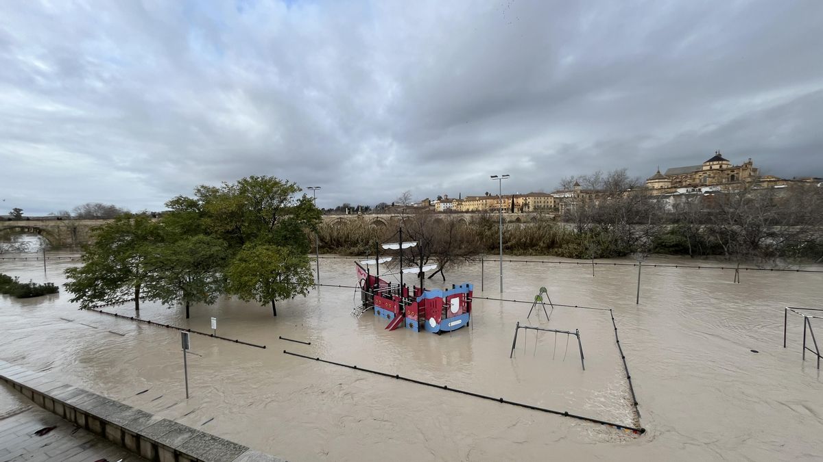 El río Guadalquivir aumenta su caudal a su paso por Córdoba