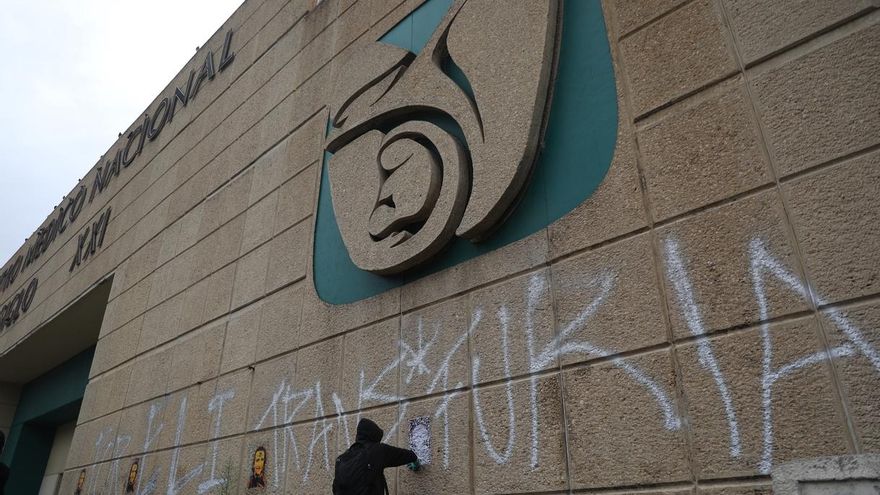 Un integrante del colectivo LGBT realiza un grafiti este miércoles durante una protesta frente al Hospital Siglo XXI, en Ciudad de México (México).