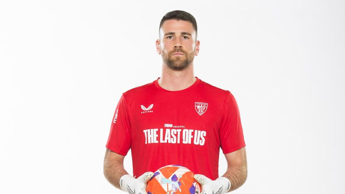 Portero del Athletic Club Unai Simón con la camiseta de 'The last of us'
