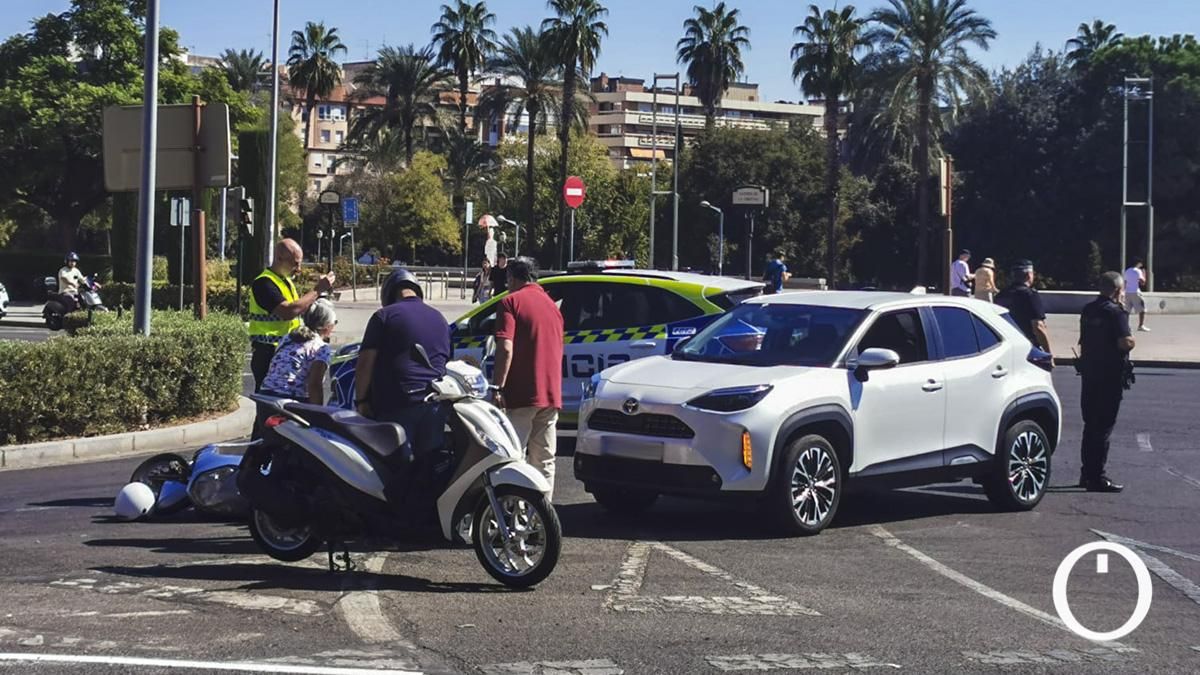 Accidente en la glorieta del vial norte con avenida de Trassierra