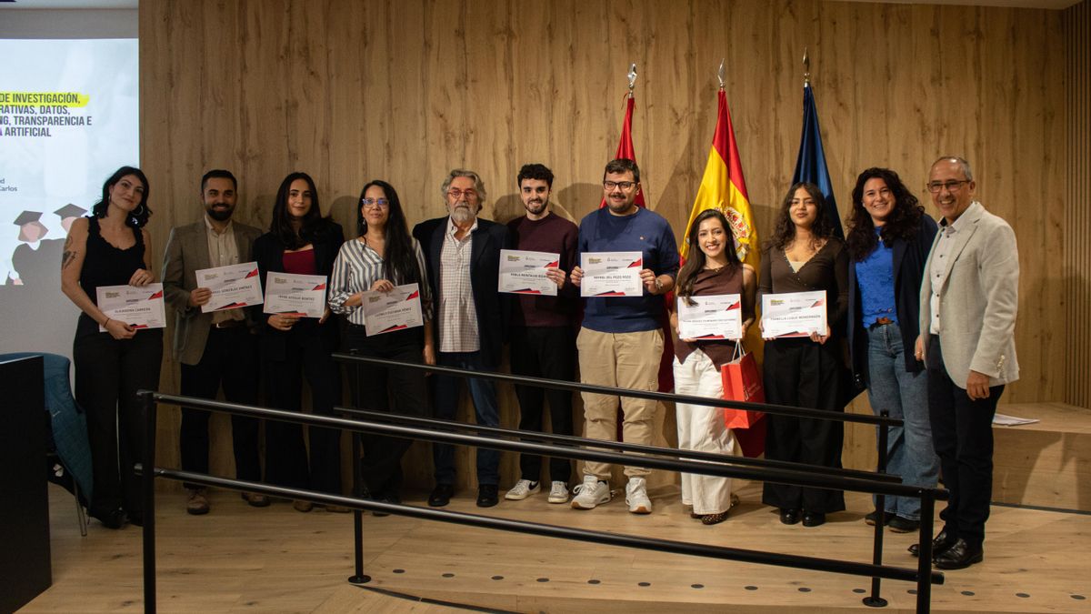 Los alumnos de la promoción 2025/26 tras la entrega de los diplomas.