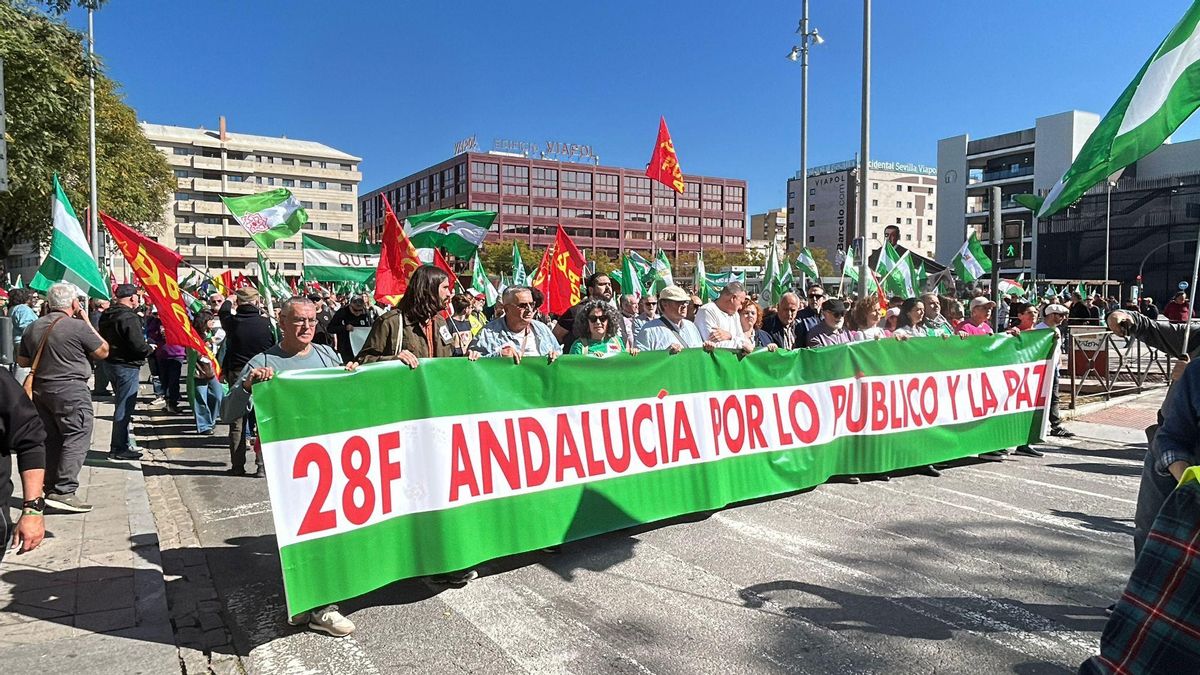 El recorrido ha contado con representantes de distintas fuerzas políticas y sindicatos.