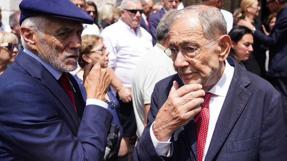 El expresidente del Principado Pedro de Silva, izquierda, junto al exsecretario general de la OTAN, Javier Solana.