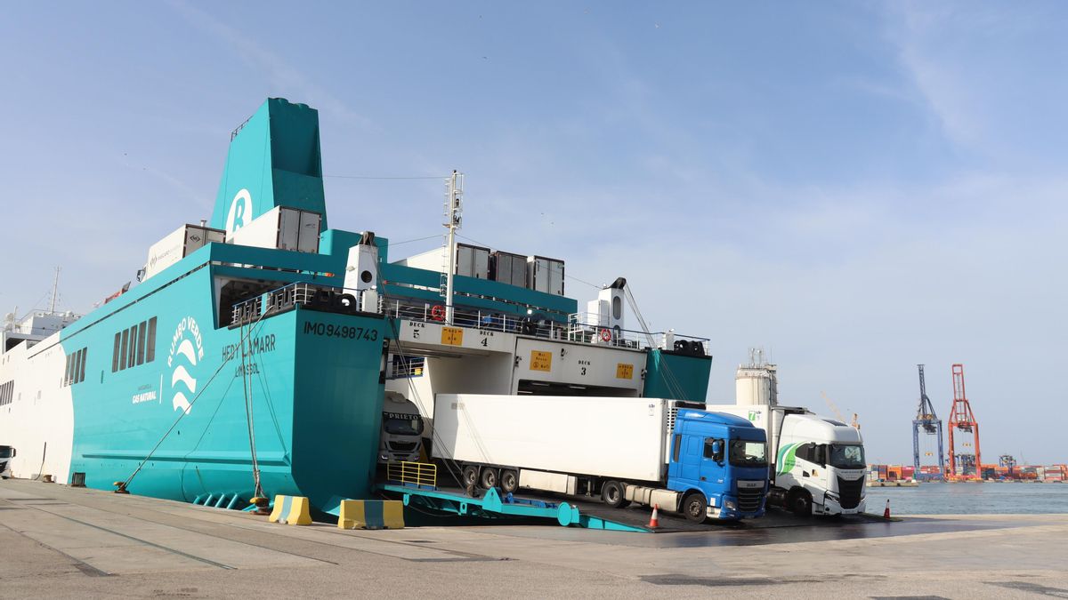 Un buque de Baleària carga camiones con carga refrigerada.