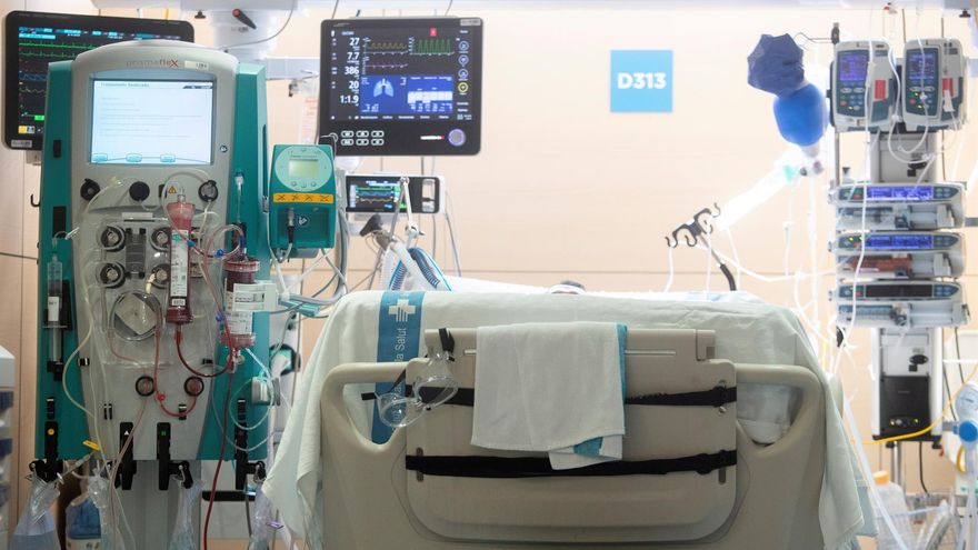 Un paciente afectado por la COVID-19 ingresado en el Hospital Vall d'Hebron de Barcelona.