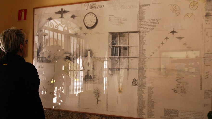 El artista australiano William Kelly expone en el Ayuntamiento de Gernika-Lumo su dibujo "Gernika Lekukotasuna"