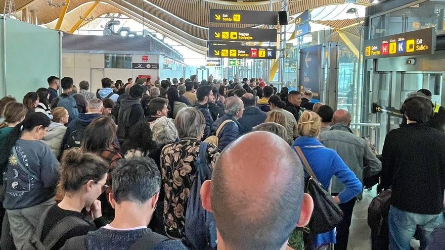 Retrasos para llegar al satélite de la T4 de Barajas por una incidencia en sus trenes subterráneos