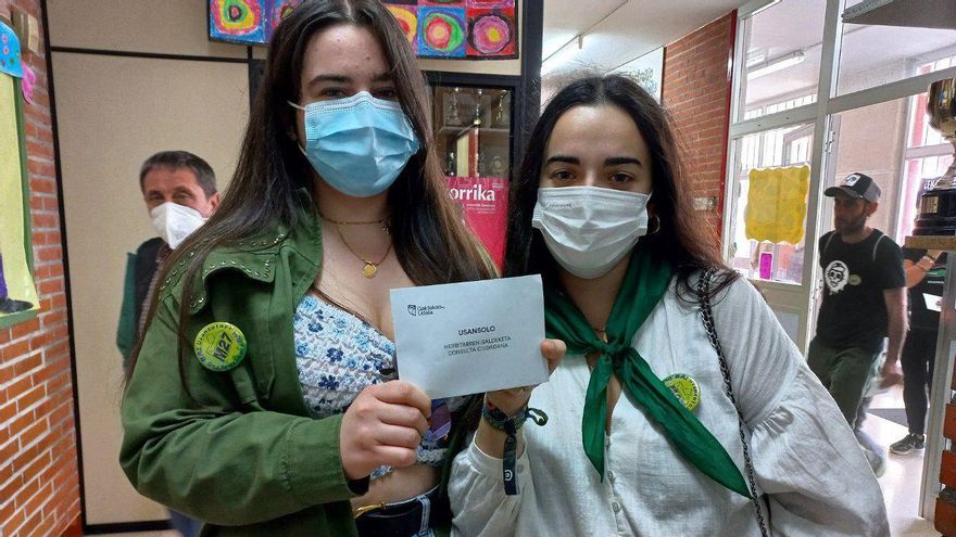 Nahia y Mirari, minutos antes de votar, con la papeleta en la mano