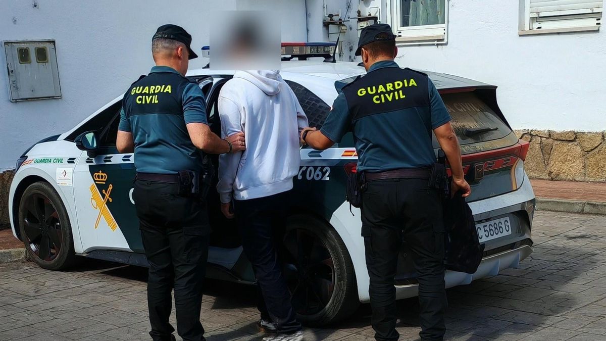 Imagen de la detención del joven grafitero de 19 años en Camponaraya, en la comarca de El Bierzo.