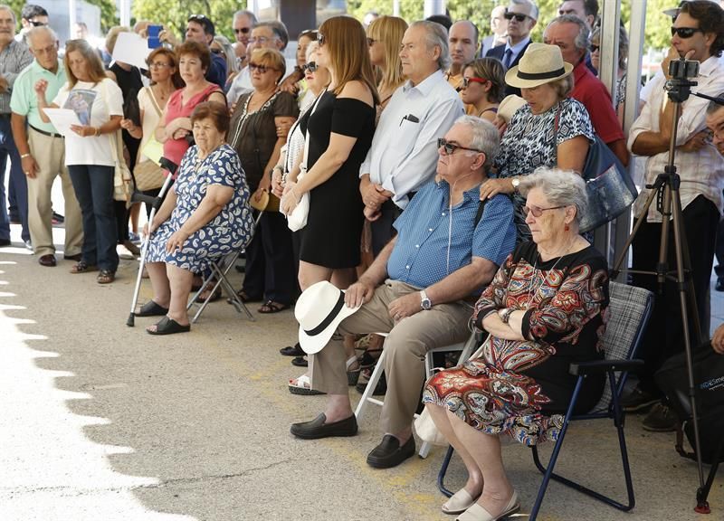 Familiares de las víctimas durante el homenaje en el Parque Juan Carlos I de Madrid. EFE/Paco Campos