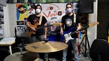 Fabio Antonio Pérez, gerente de ‘Comunidad Vinilos’, acompañado de Javier Cortes durante un ensayo.
