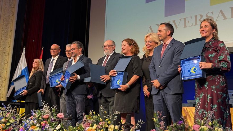 Entrega de reconocimientos  por el 25 aniversario del Hospital Universitario de La Palma.